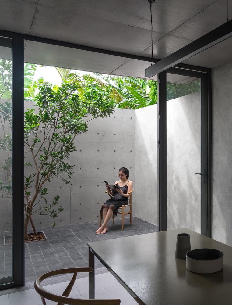 Ngôi nhà Hà Nội thiết kế tối giản cả màu sắc lẫn vật liệu, dành trọn không gian cho nắng gió, cỏ cây - Ảnh 15