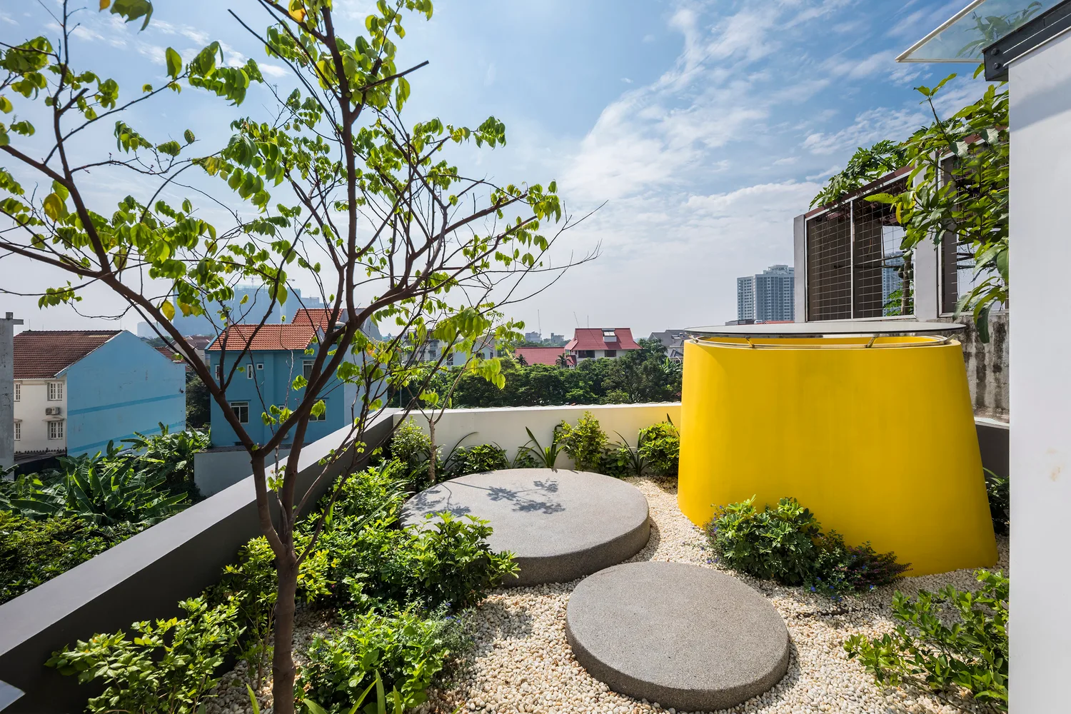 Pattern House, nhà ống Sài Gòn nổi bật với mặt tiền ốp gạch khéo léo cùng cây cối mướt xanh - Ảnh 15