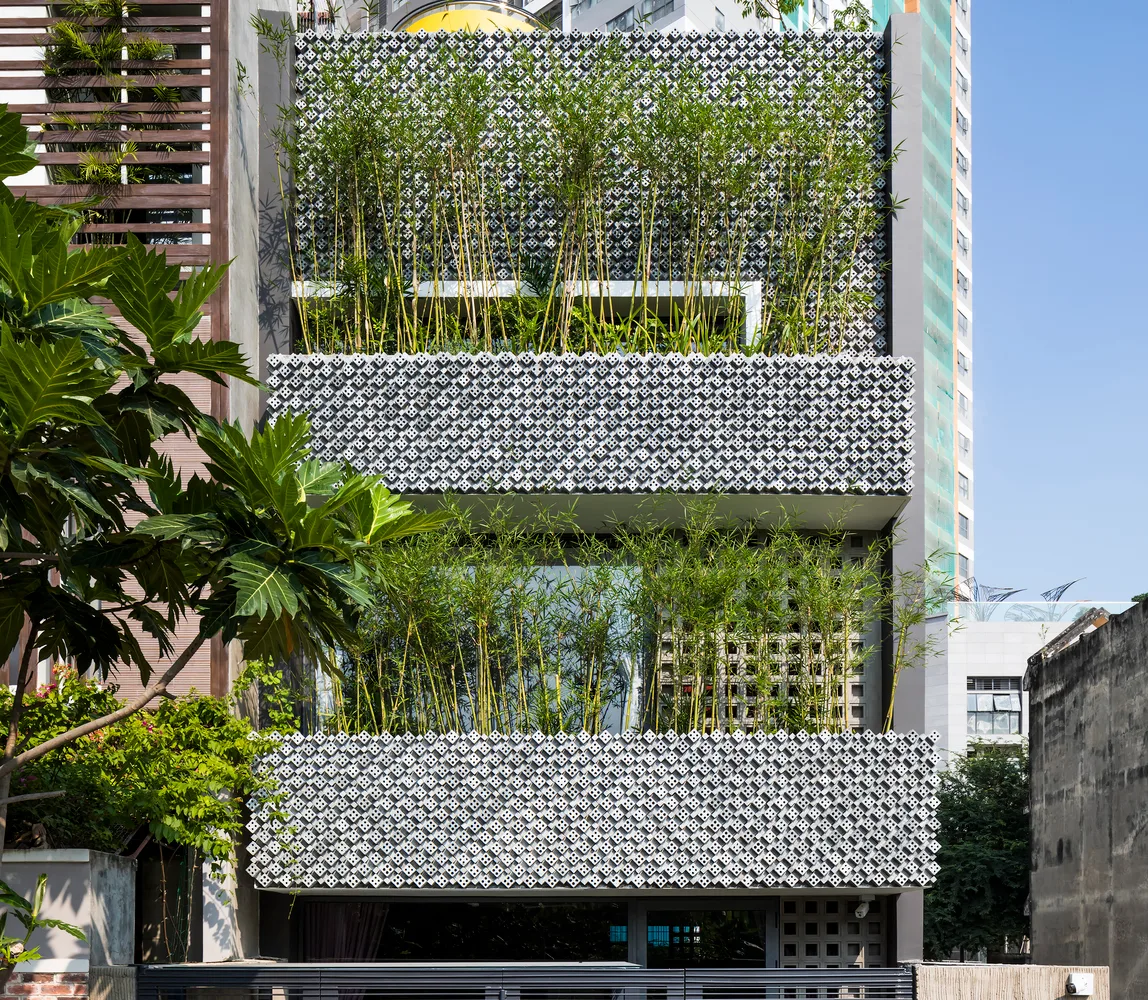 Pattern House, nhà ống Sài Gòn nổi bật với mặt tiền ốp gạch khéo léo cùng cây cối mướt xanh - Ảnh 2