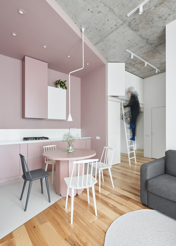 Căn hộ 43m² tối giản của cô nàng độc thân với thiết kế phòng bếp sắc hồng ngọt ngào và nổi bật  - Ảnh 1