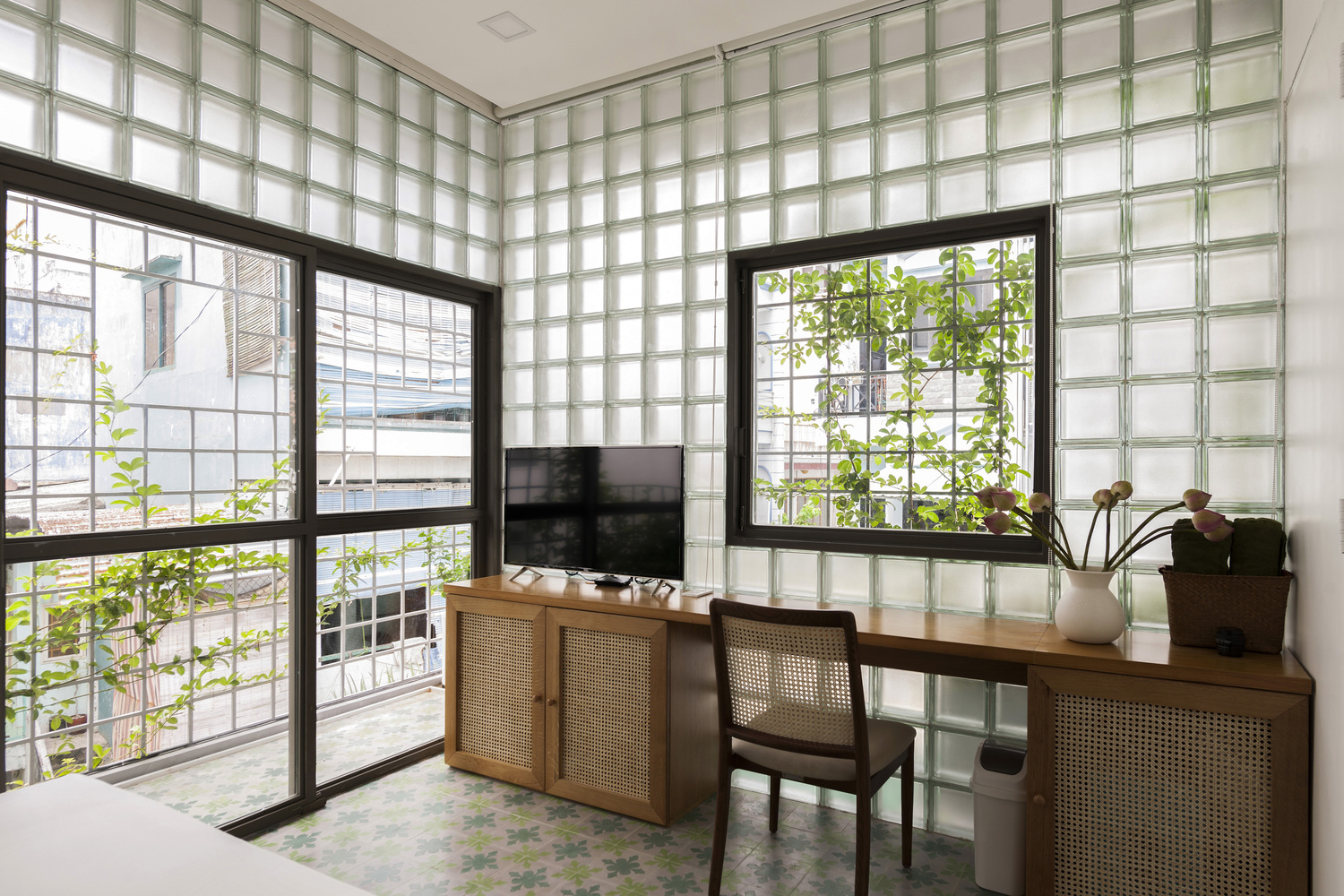 Ngôi nhà trong hẻm nhỏ Sài Gòn độc đáo với bức tường gạch kính dù diện tích khu đất chỉ vỏn vẹn 18m² - Ảnh 10