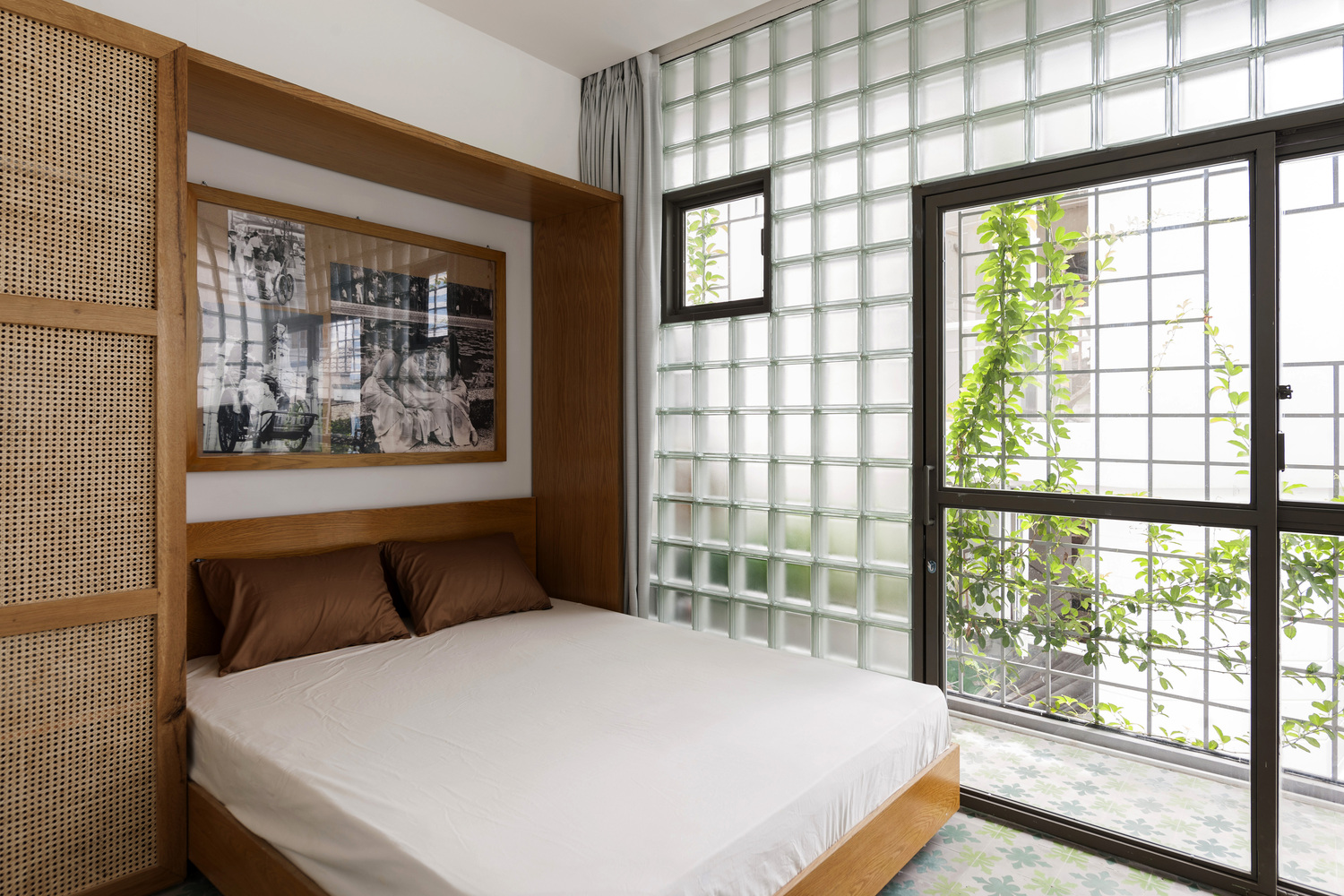 Ngôi nhà trong hẻm nhỏ Sài Gòn độc đáo với bức tường gạch kính dù diện tích khu đất chỉ vỏn vẹn 18m² - Ảnh 12
