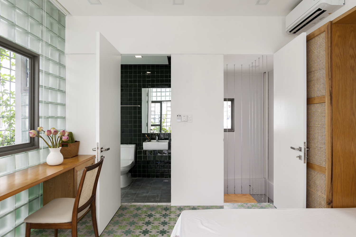 Ngôi nhà trong hẻm nhỏ Sài Gòn độc đáo với bức tường gạch kính dù diện tích khu đất chỉ vỏn vẹn 18m² - Ảnh 13