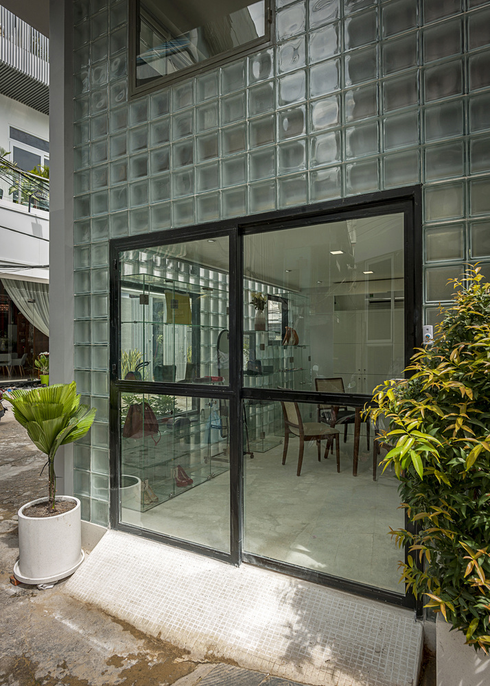 Ngôi nhà trong hẻm nhỏ Sài Gòn độc đáo với bức tường gạch kính dù diện tích khu đất chỉ vỏn vẹn 18m² - Ảnh 6