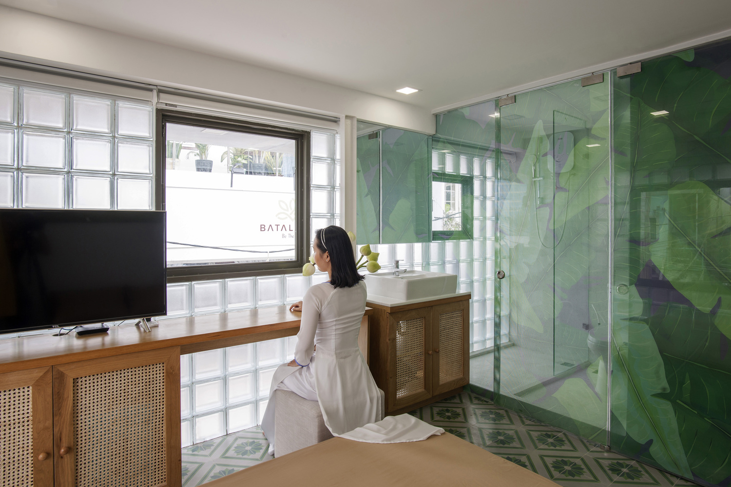Ngôi nhà trong hẻm nhỏ Sài Gòn độc đáo với bức tường gạch kính dù diện tích khu đất chỉ vỏn vẹn 18m² - Ảnh 8