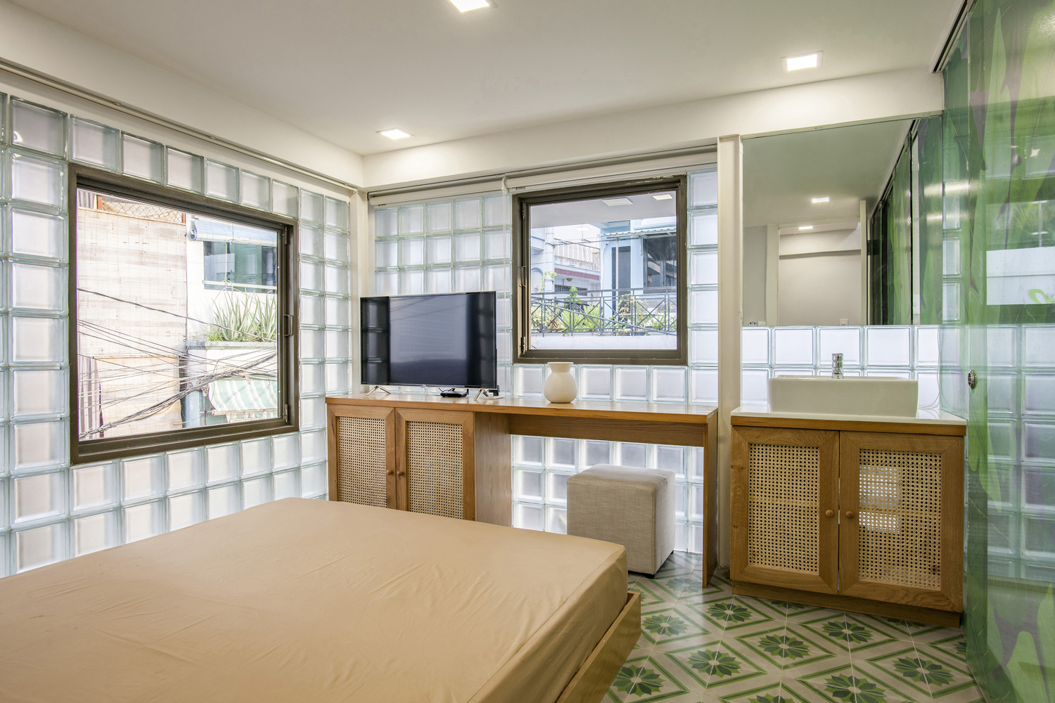 Ngôi nhà trong hẻm nhỏ Sài Gòn độc đáo với bức tường gạch kính dù diện tích khu đất chỉ vỏn vẹn 18m² - Ảnh 9