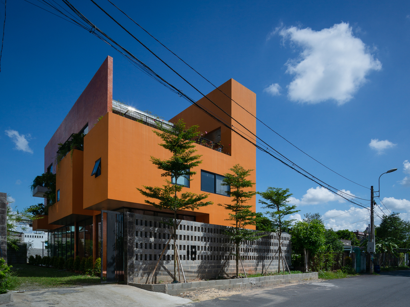 DI House, công trình nhà ở “tuy 2 mà 1” với mặt tiền sắc cam ấm áp tại Củ Chi, ngoại ô Sài Gòn - Ảnh 1