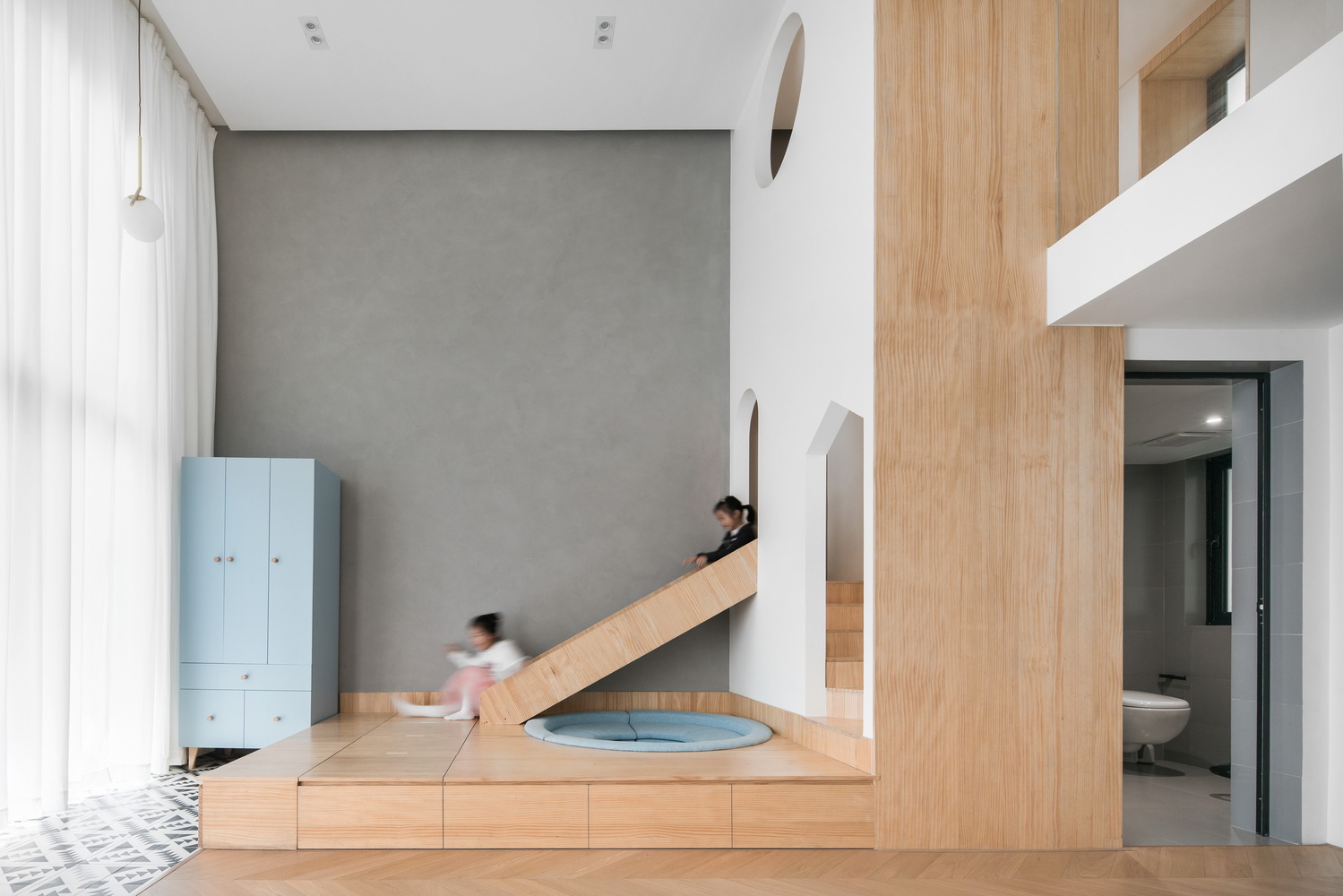 Ngôi nhà 260m² tại Thượng Hải được bố mẹ đầu tư cả khu vui chơi thu nhỏ cho 2 nàng công chúa - Ảnh 7