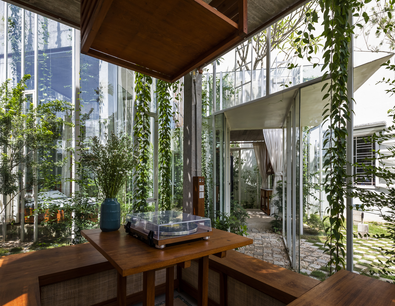 Labri House, ngôi nhà an yên như “khu rừng thu nhỏ” của cặp vợ chồng an dưỡng tuổi già tại Huế - Ảnh 10