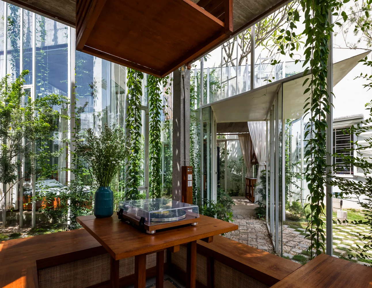 Labri House, ngôi nhà an yên như “khu rừng thu nhỏ” của cặp vợ chồng an dưỡng tuổi già tại Huế - Ảnh 10