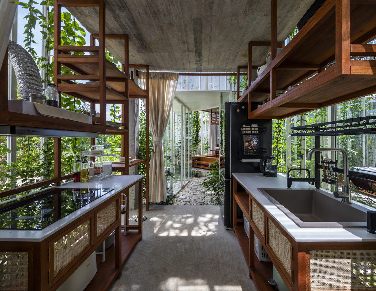 Labri House, ngôi nhà an yên như “khu rừng thu nhỏ” của cặp vợ chồng an dưỡng tuổi già tại Huế - Ảnh 9