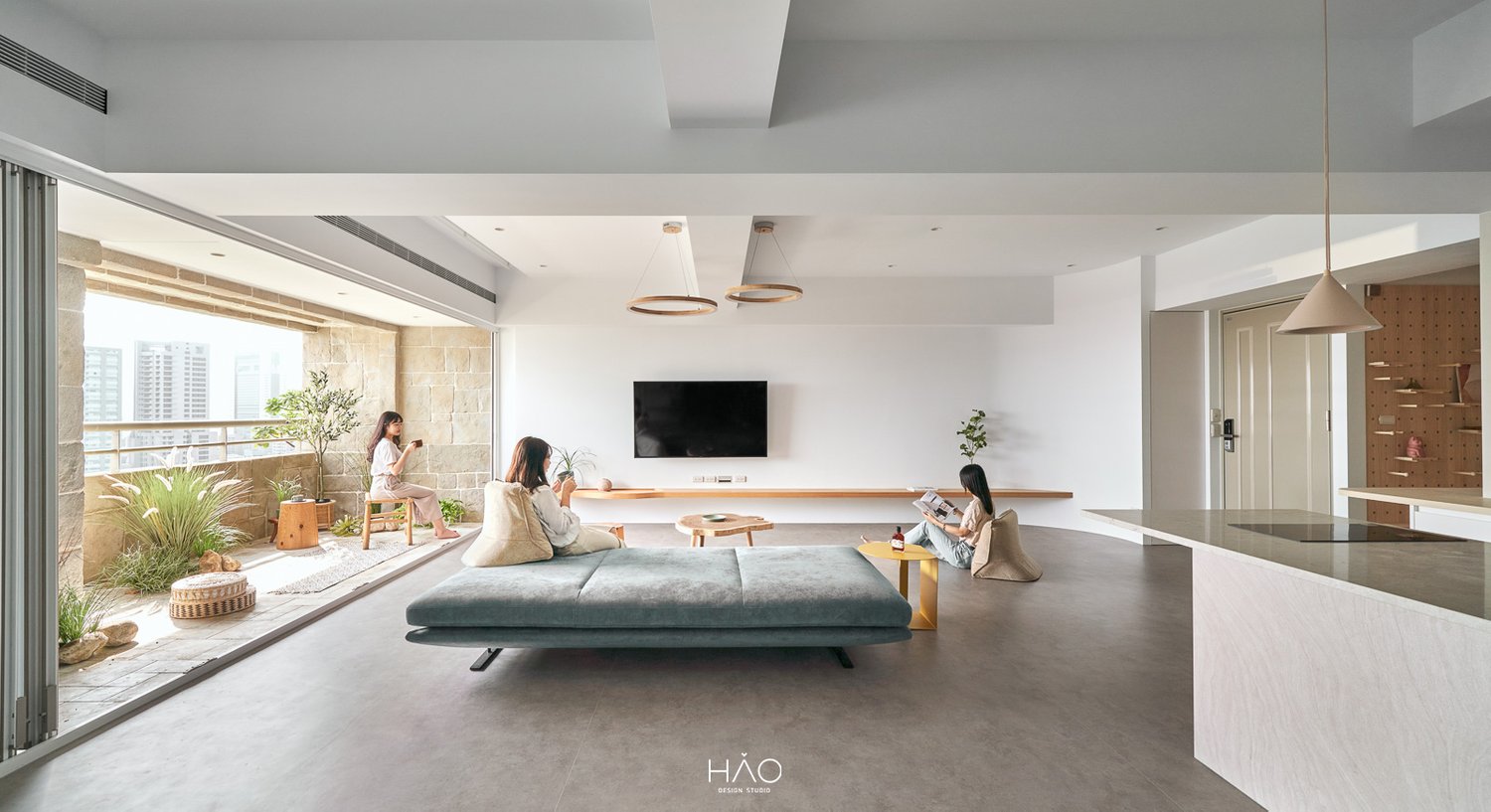 Cải tạo căn hộ nhẹ nhàng với logia xinh xắn, góc nào cũng 