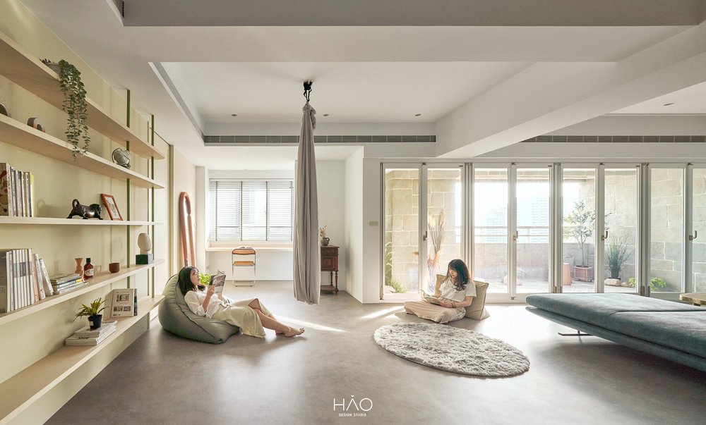 Cải tạo căn hộ nhẹ nhàng với logia xinh xắn, góc nào cũng 