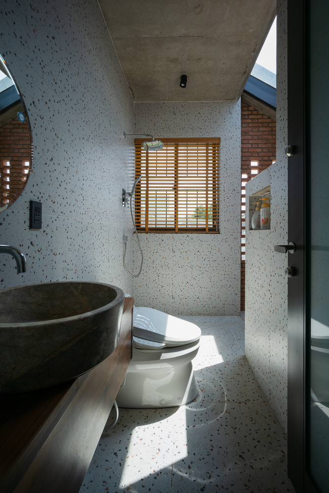 ZIP House, ngôi nhà Đồng Nai kết hợp hài hòa gạch thô, kính và bê tông cho vẻ đẹp tối giản nhưng ấm  - Ảnh 15