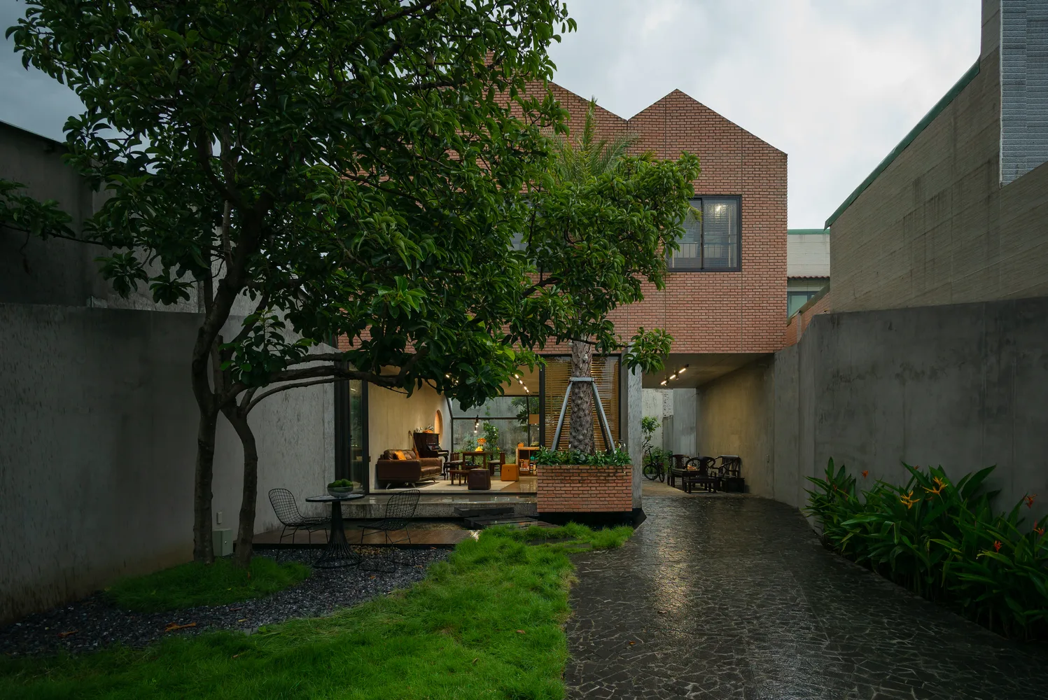 ZIP House, ngôi nhà Đồng Nai kết hợp hài hòa gạch thô, kính và bê tông cho vẻ đẹp tối giản nhưng ấm  - Ảnh 2