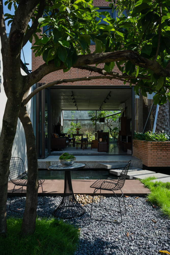 ZIP House, ngôi nhà Đồng Nai kết hợp hài hòa gạch thô, kính và bê tông cho vẻ đẹp tối giản nhưng ấm  - Ảnh 3