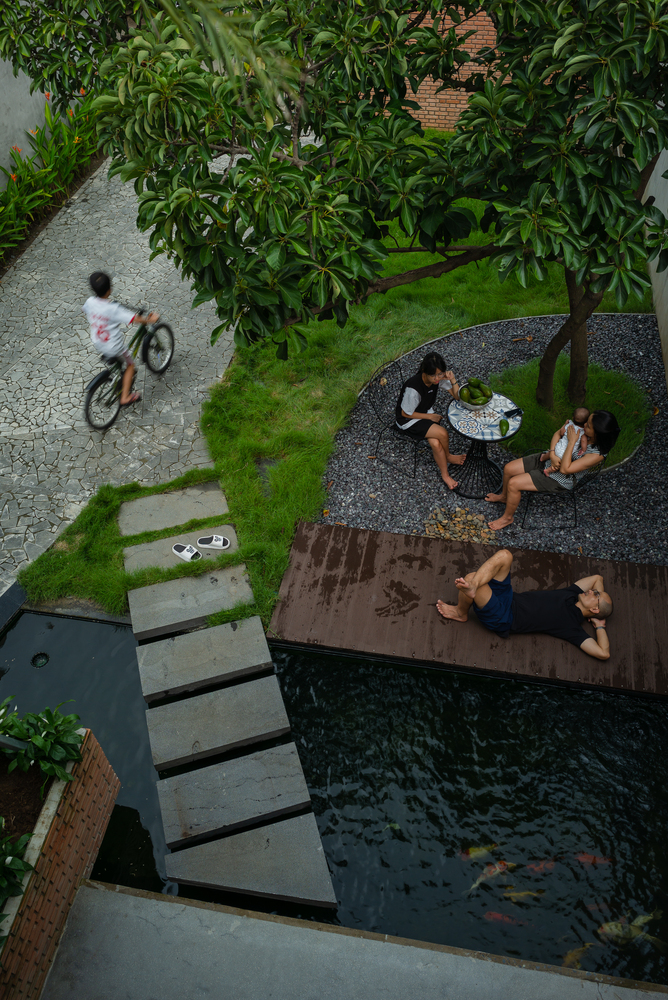 ZIP House, ngôi nhà Đồng Nai kết hợp hài hòa gạch thô, kính và bê tông cho vẻ đẹp tối giản nhưng ấm  - Ảnh 4