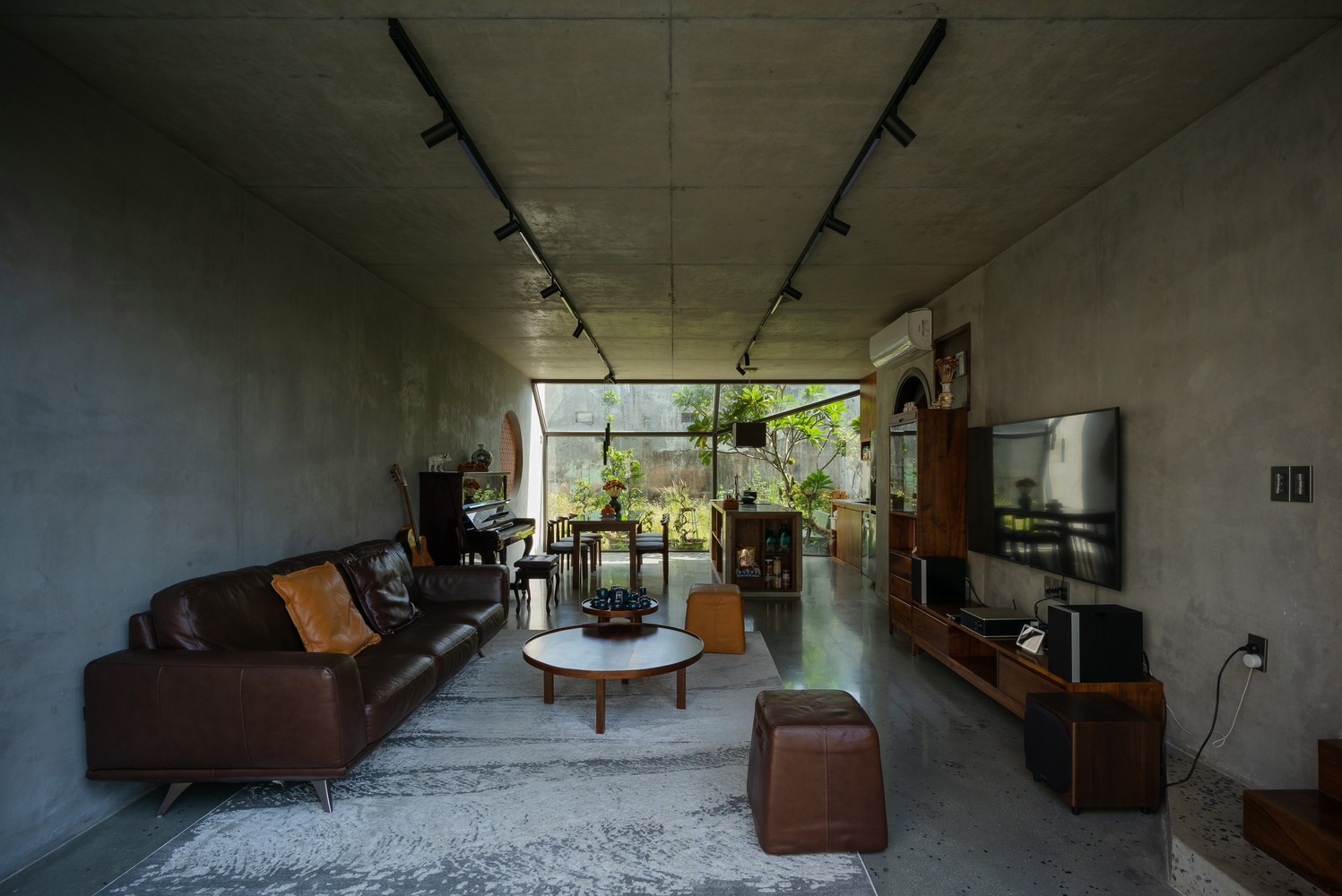 ZIP House, ngôi nhà Đồng Nai kết hợp hài hòa gạch thô, kính và bê tông cho vẻ đẹp tối giản nhưng ấm  - Ảnh 6