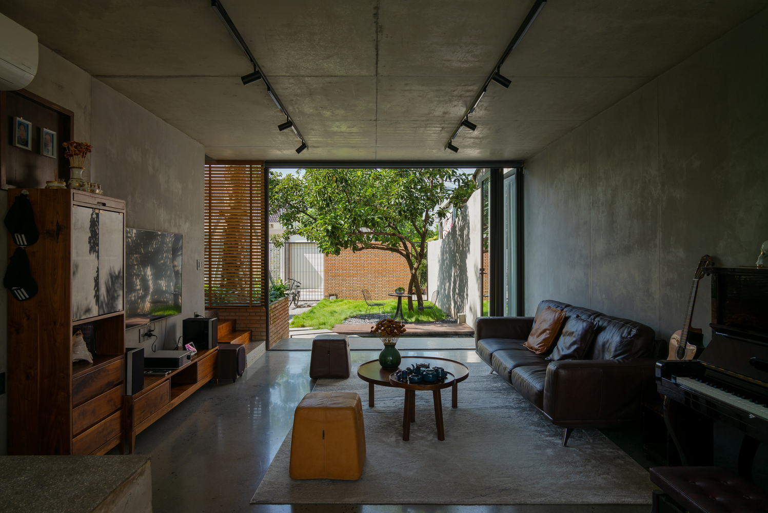 ZIP House, ngôi nhà Đồng Nai kết hợp hài hòa gạch thô, kính và bê tông cho vẻ đẹp tối giản nhưng ấm  - Ảnh 8