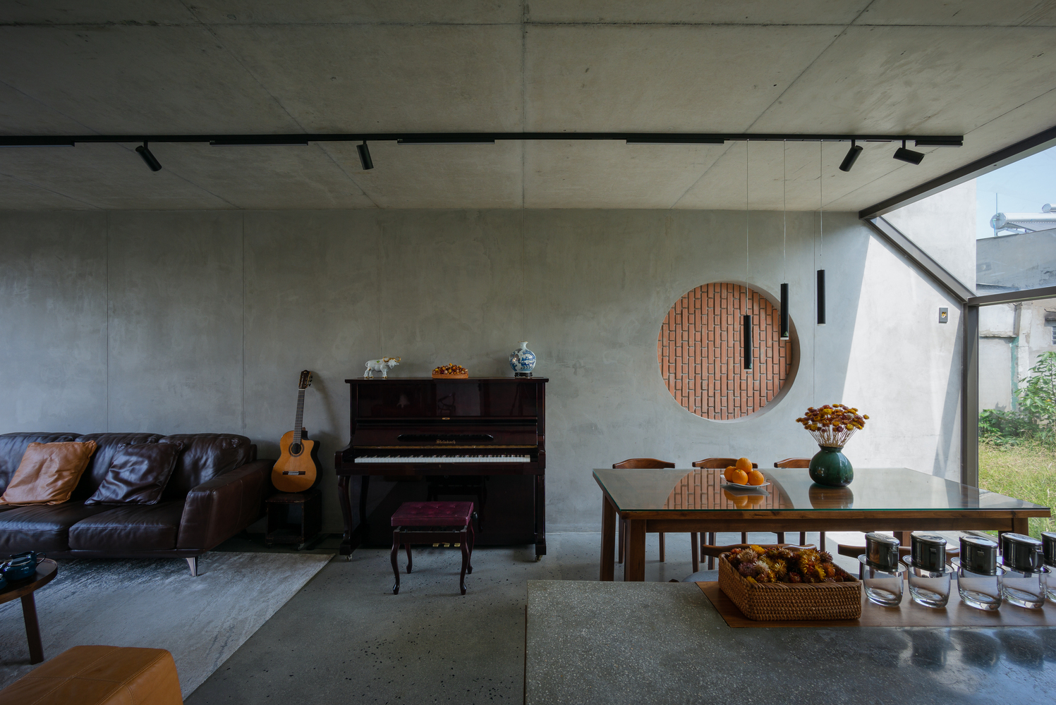 ZIP House, ngôi nhà Đồng Nai kết hợp hài hòa gạch thô, kính và bê tông cho vẻ đẹp tối giản nhưng ấm  - Ảnh 9