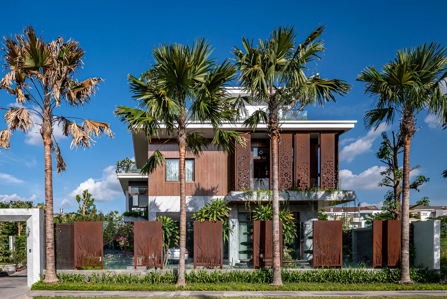 Biệt thự Cần Thơ 1800m² sang chảnh mà gần gũi, thu hút người nhìn nhờ khu vườn mướt xanh như ngọc - Ảnh 1