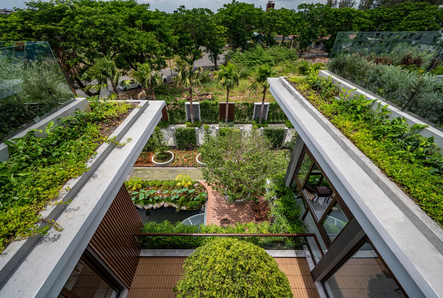 Biệt thự Cần Thơ 1800m² sang chảnh mà gần gũi, thu hút người nhìn nhờ khu vườn mướt xanh như ngọc - Ảnh 10