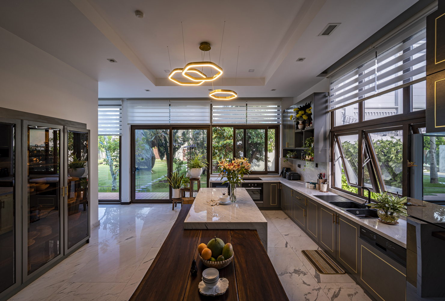 Biệt thự Cần Thơ 1800m² sang chảnh mà gần gũi, thu hút người nhìn nhờ khu vườn mướt xanh như ngọc - Ảnh 12