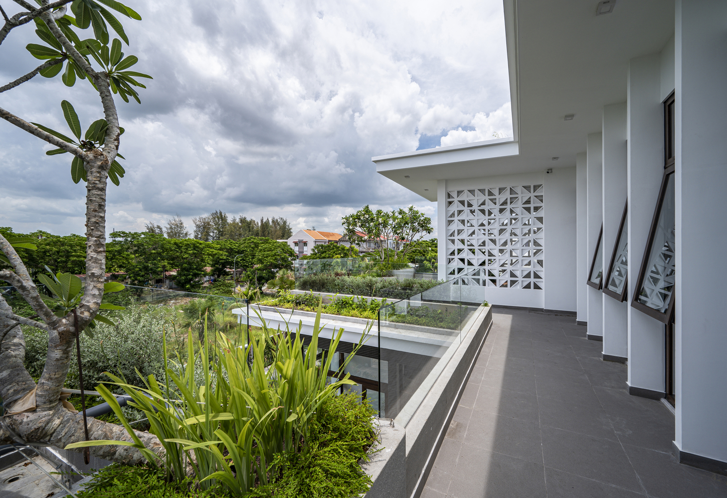 Biệt thự Cần Thơ 1800m² sang chảnh mà gần gũi, thu hút người nhìn nhờ khu vườn mướt xanh như ngọc - Ảnh 19