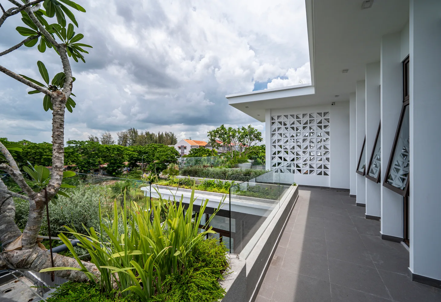 Biệt thự Cần Thơ 1800m² sang chảnh mà gần gũi, thu hút người nhìn nhờ khu vườn mướt xanh như ngọc - Ảnh 19
