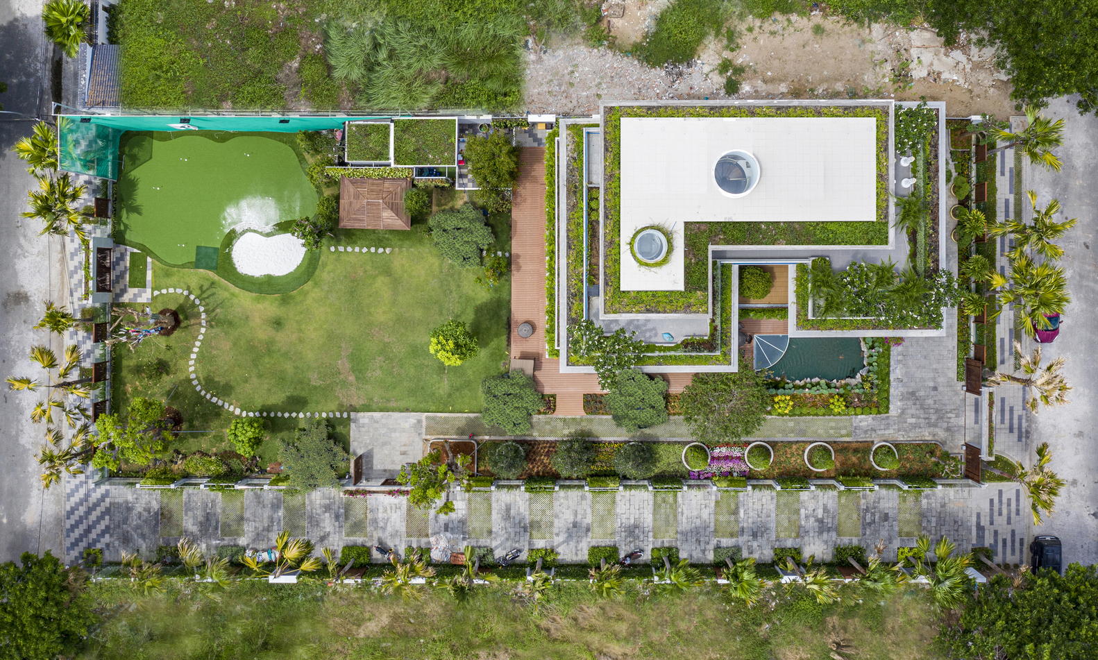 Biệt thự Cần Thơ 1800m² sang chảnh mà gần gũi, thu hút người nhìn nhờ khu vườn mướt xanh như ngọc - Ảnh 2