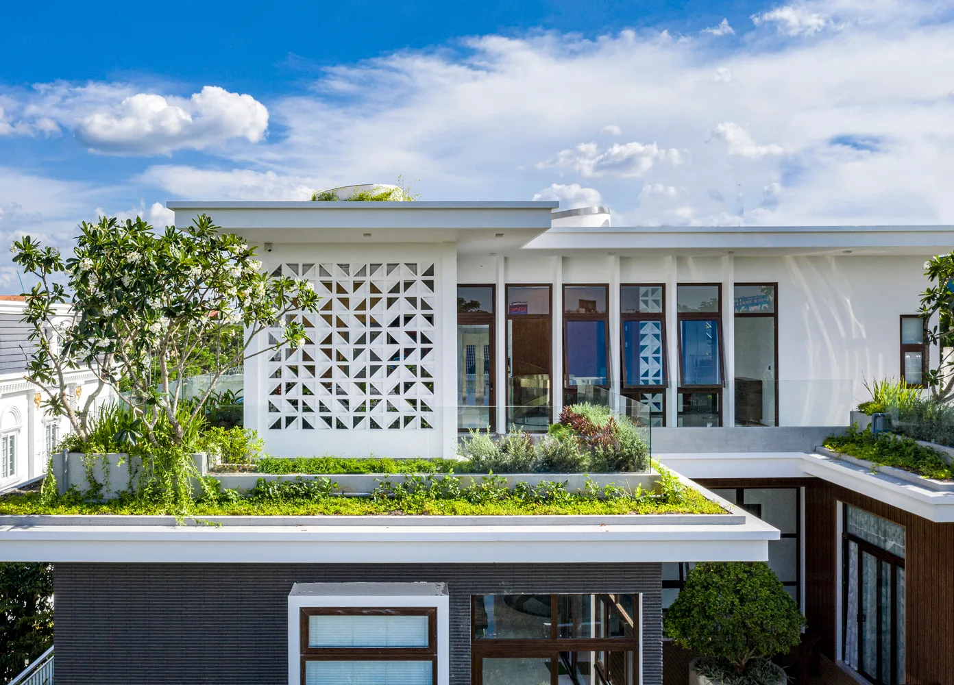 Biệt thự Cần Thơ 1800m² sang chảnh mà gần gũi, thu hút người nhìn nhờ khu vườn mướt xanh như ngọc - Ảnh 20