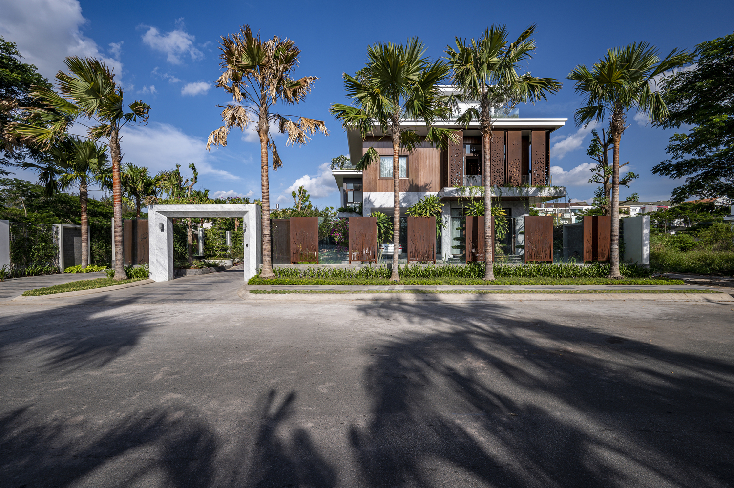 Biệt thự Cần Thơ 1800m² sang chảnh mà gần gũi, thu hút người nhìn nhờ khu vườn mướt xanh như ngọc - Ảnh 3