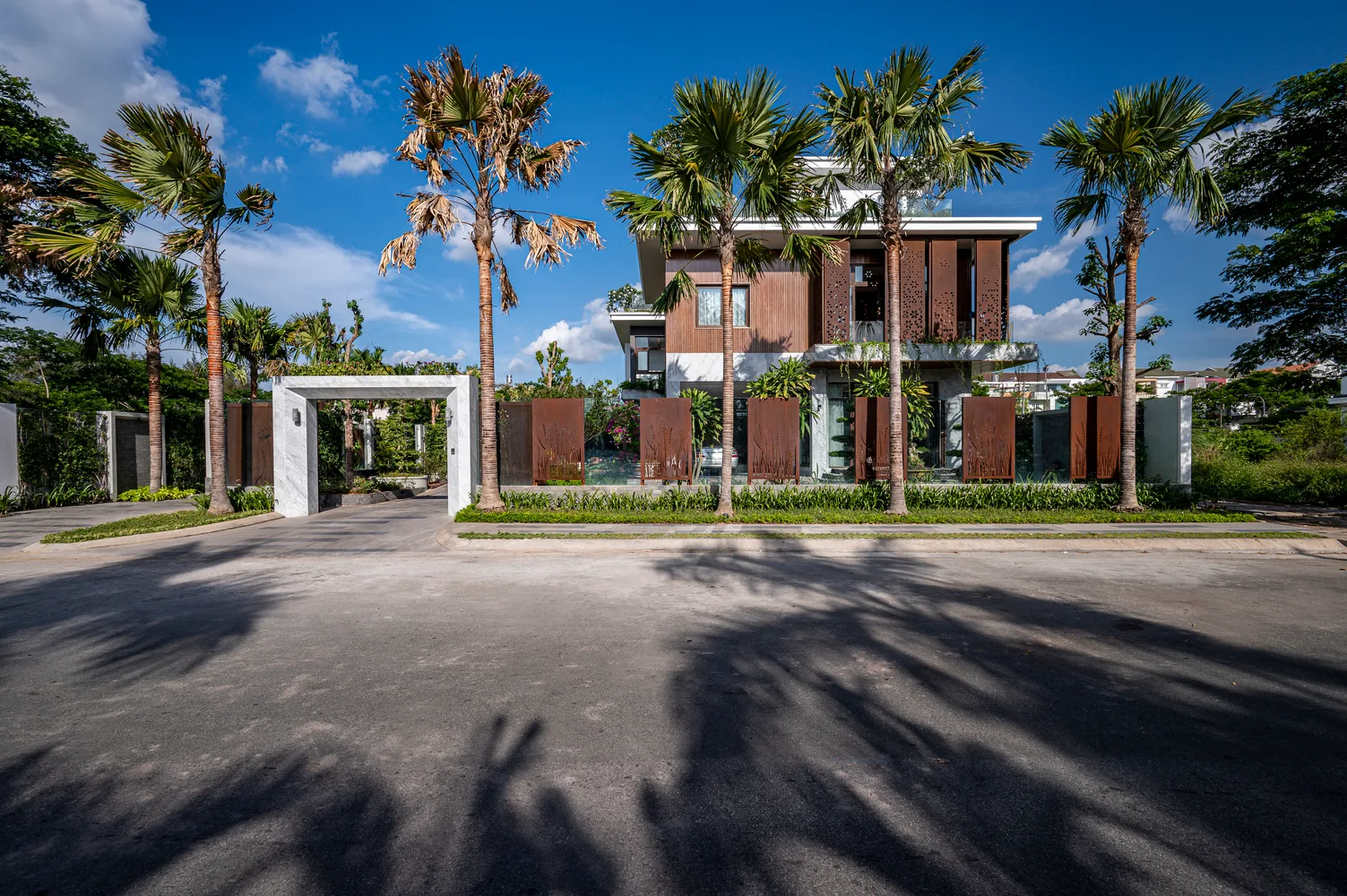 Biệt thự Cần Thơ 1800m² sang chảnh mà gần gũi, thu hút người nhìn nhờ khu vườn mướt xanh như ngọc - Ảnh 3