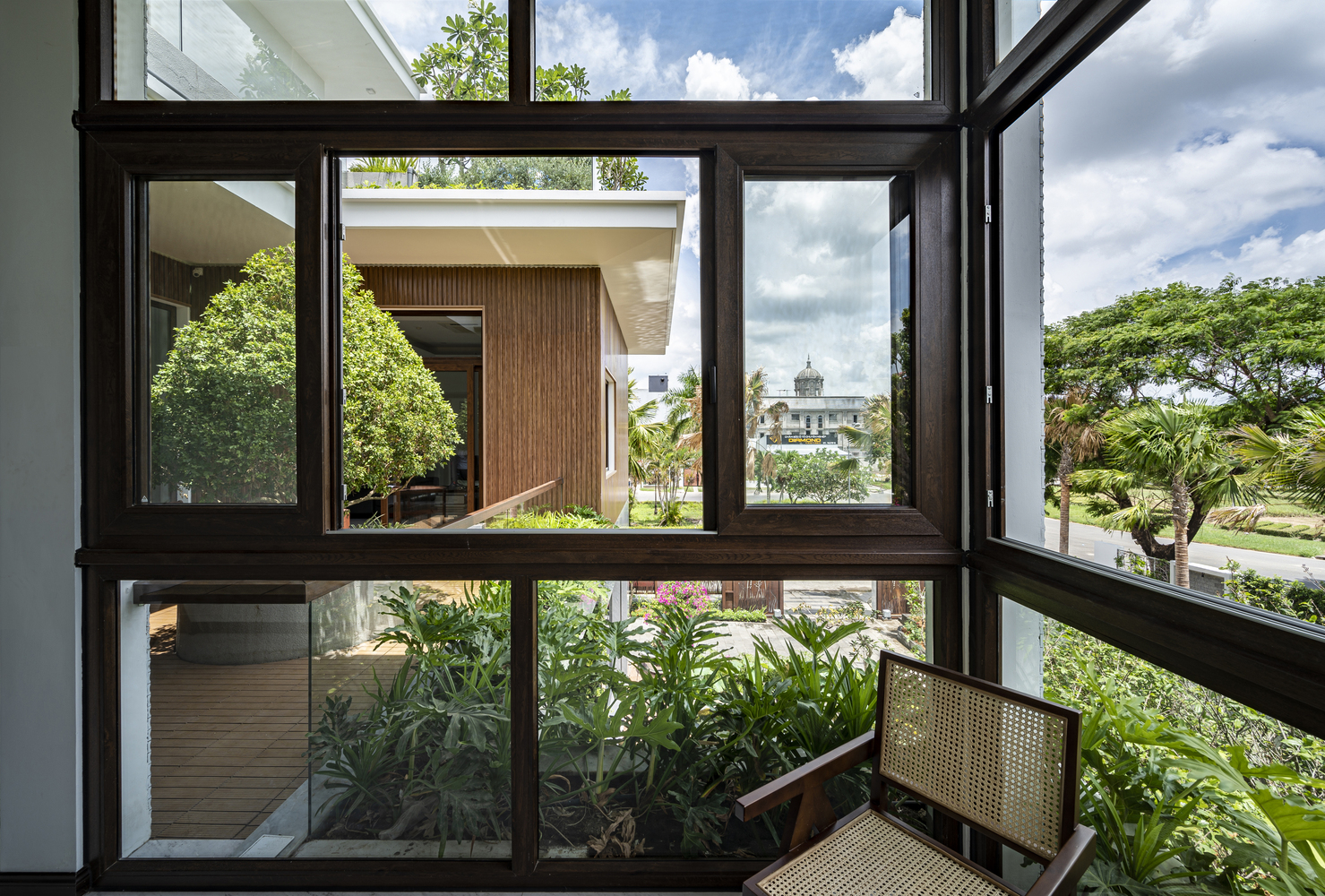 Biệt thự Cần Thơ 1800m² sang chảnh mà gần gũi, thu hút người nhìn nhờ khu vườn mướt xanh như ngọc - Ảnh 9