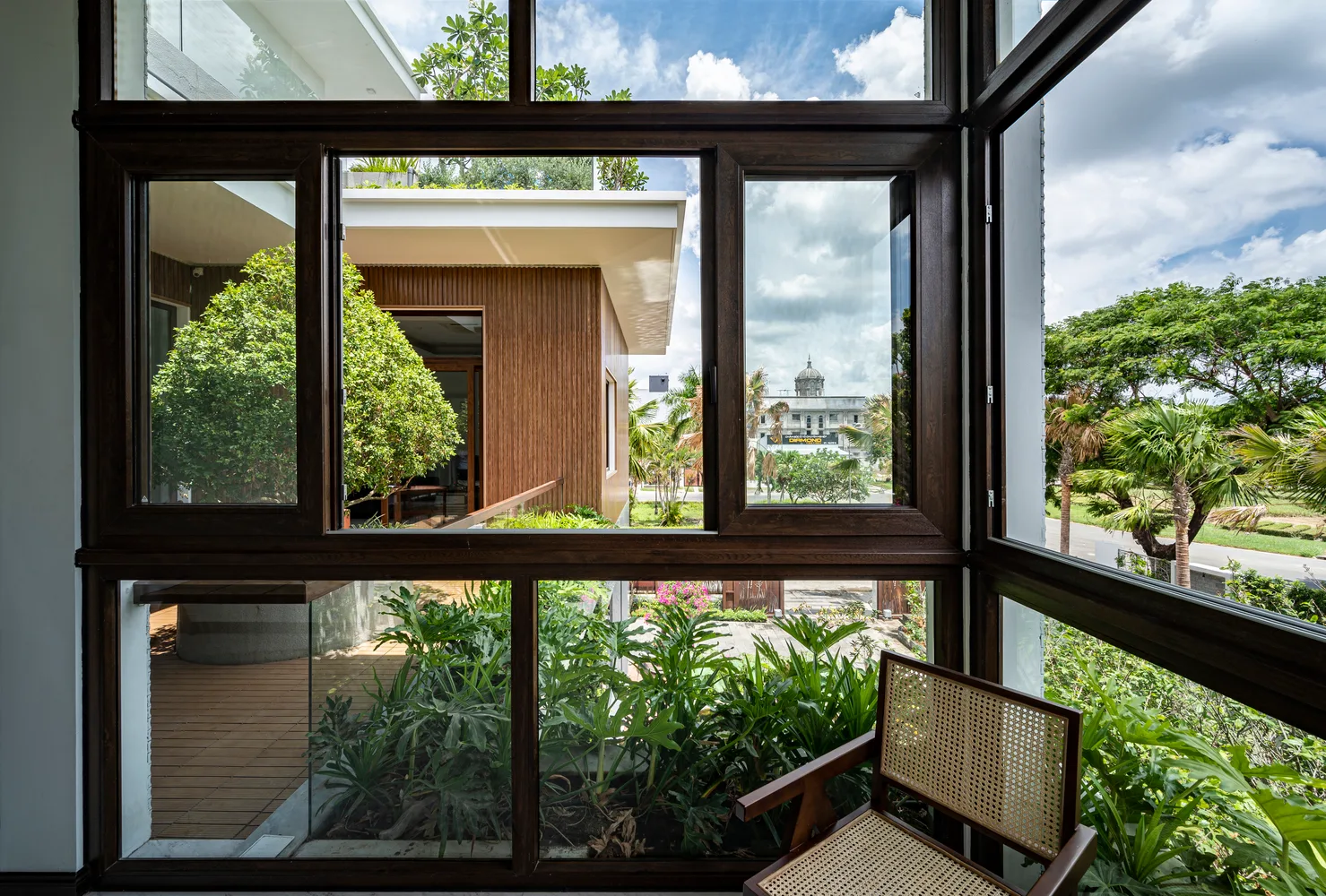 Biệt thự Cần Thơ 1800m² sang chảnh mà gần gũi, thu hút người nhìn nhờ khu vườn mướt xanh như ngọc - Ảnh 9