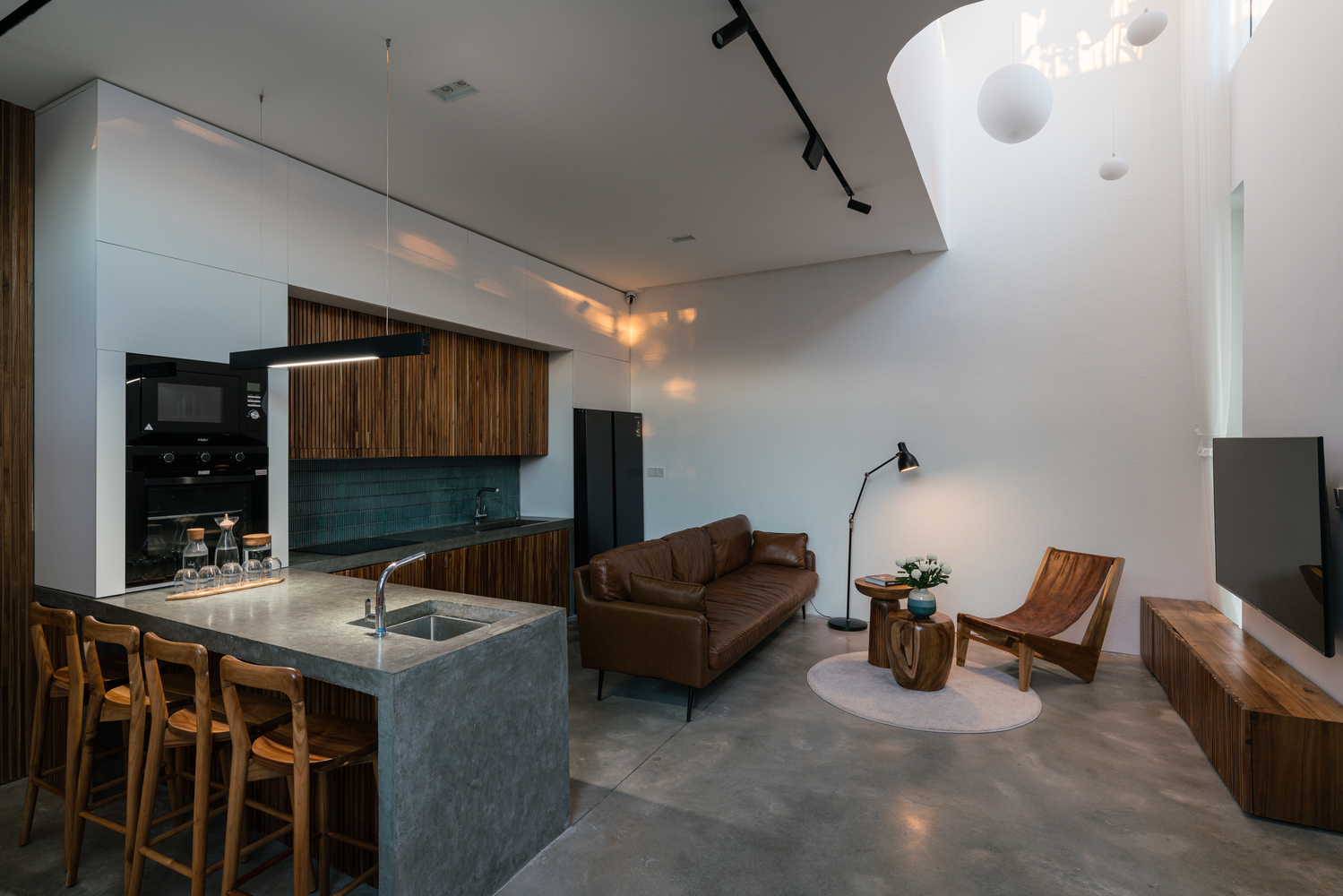 Ngôi nhà xứ Huế mộng mơ với ban công và sân thượng rợp bóng cây xanh, góc nào cũng chill hết nấc - Ảnh 12