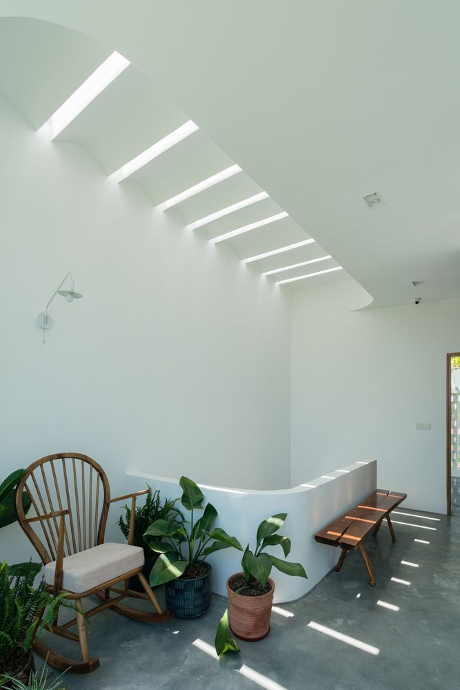 Ngôi nhà xứ Huế mộng mơ với ban công và sân thượng rợp bóng cây xanh, góc nào cũng chill hết nấc - Ảnh 14