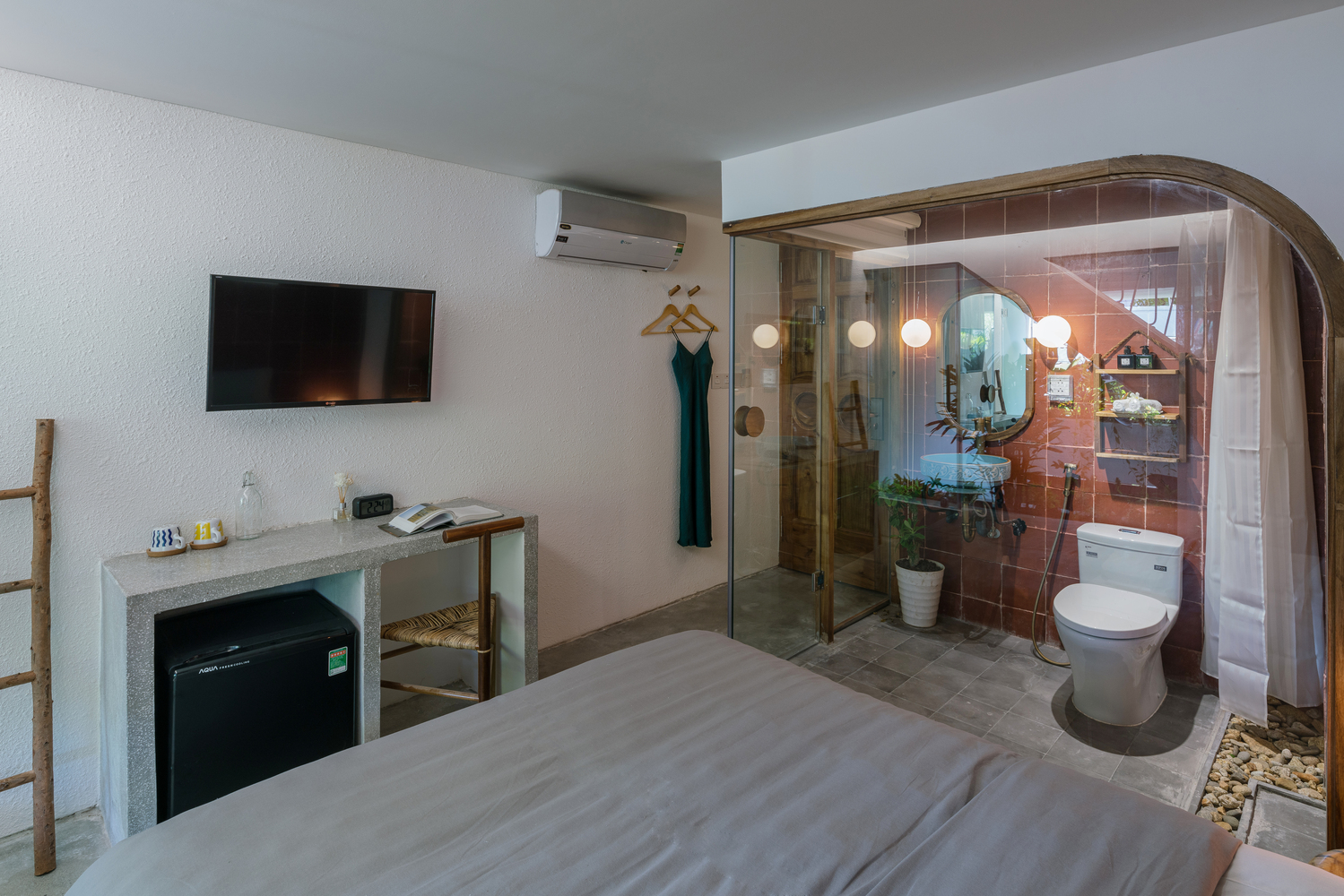 Ngôi nhà xứ Huế mộng mơ với ban công và sân thượng rợp bóng cây xanh, góc nào cũng chill hết nấc - Ảnh 15