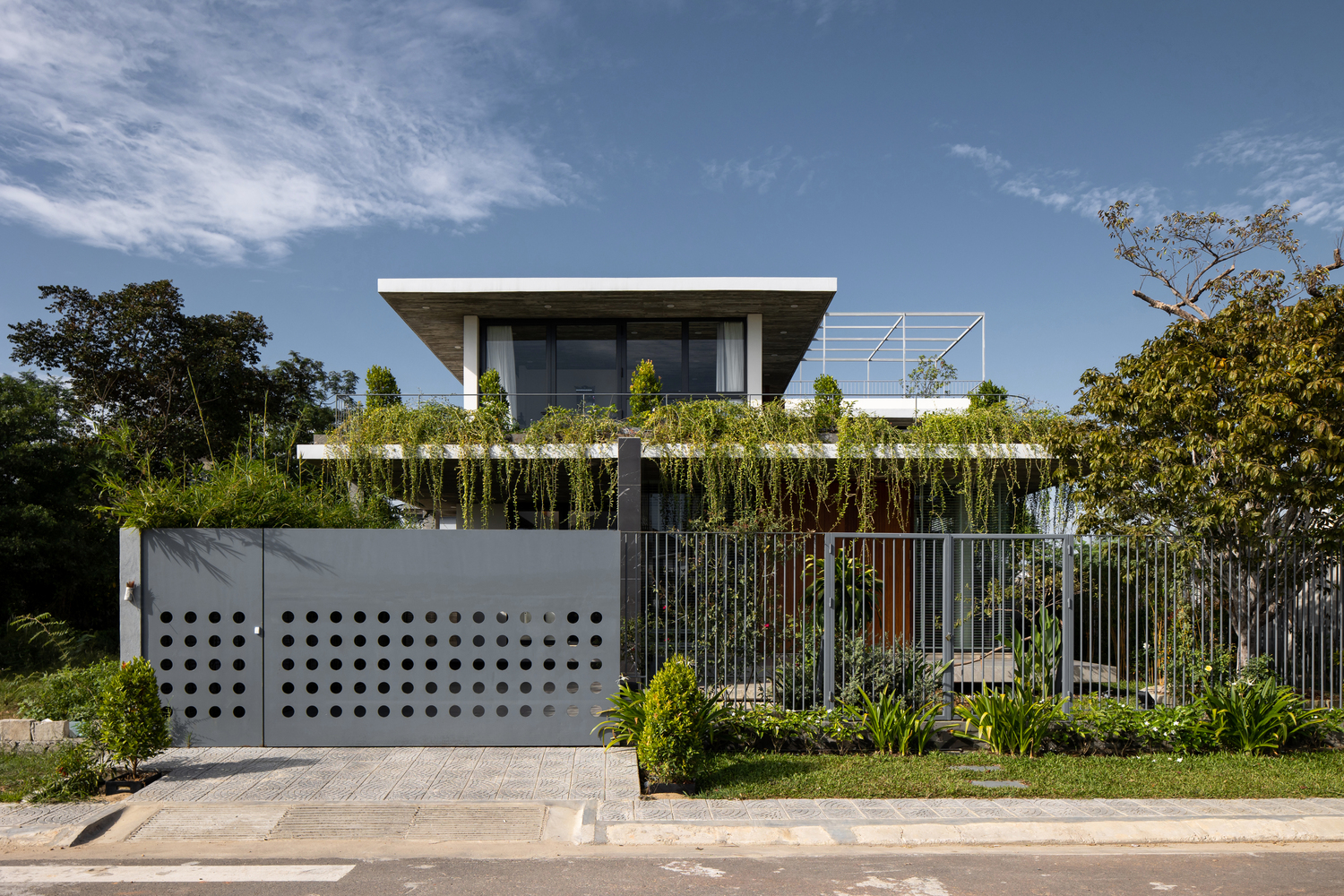 TA House, ngôi nhà xứ Huế ngập tràn ánh nắng, gió trời và cây xanh tươi mát suốt bốn mùa - Ảnh 1