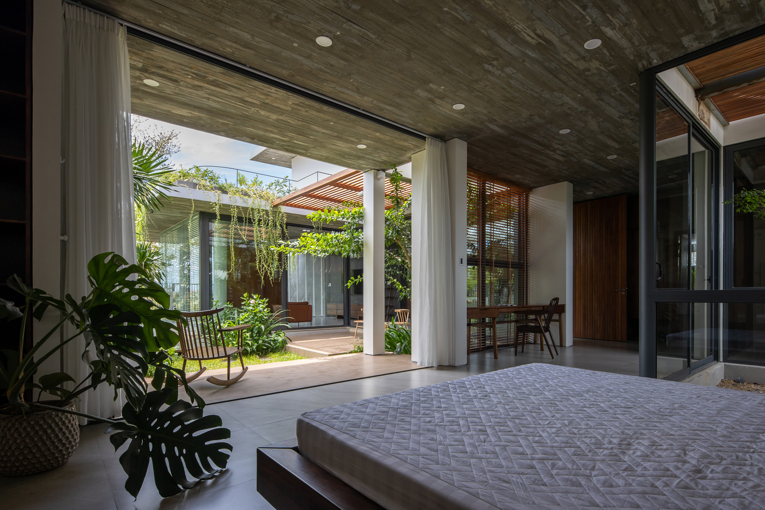 TA House, ngôi nhà xứ Huế ngập tràn ánh nắng, gió trời và cây xanh tươi mát suốt bốn mùa - Ảnh 11