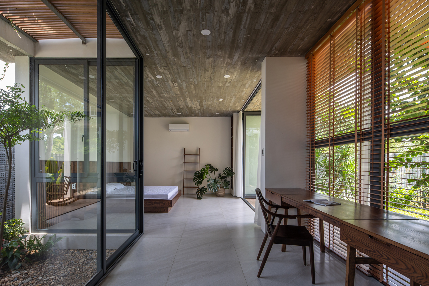 TA House, ngôi nhà xứ Huế ngập tràn ánh nắng, gió trời và cây xanh tươi mát suốt bốn mùa - Ảnh 12