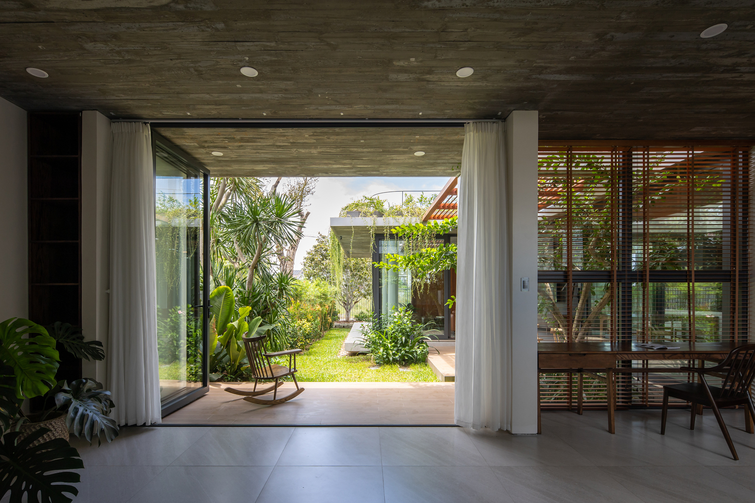 TA House, ngôi nhà xứ Huế ngập tràn ánh nắng, gió trời và cây xanh tươi mát suốt bốn mùa - Ảnh 15