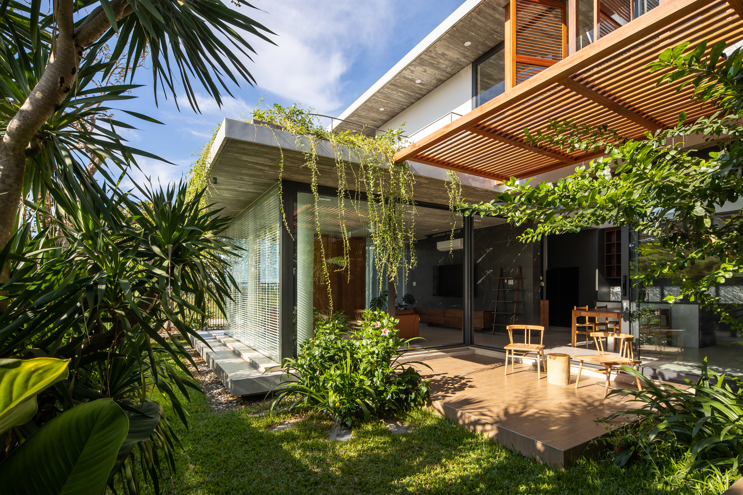 TA House, ngôi nhà xứ Huế ngập tràn ánh nắng, gió trời và cây xanh tươi mát suốt bốn mùa - Ảnh 17