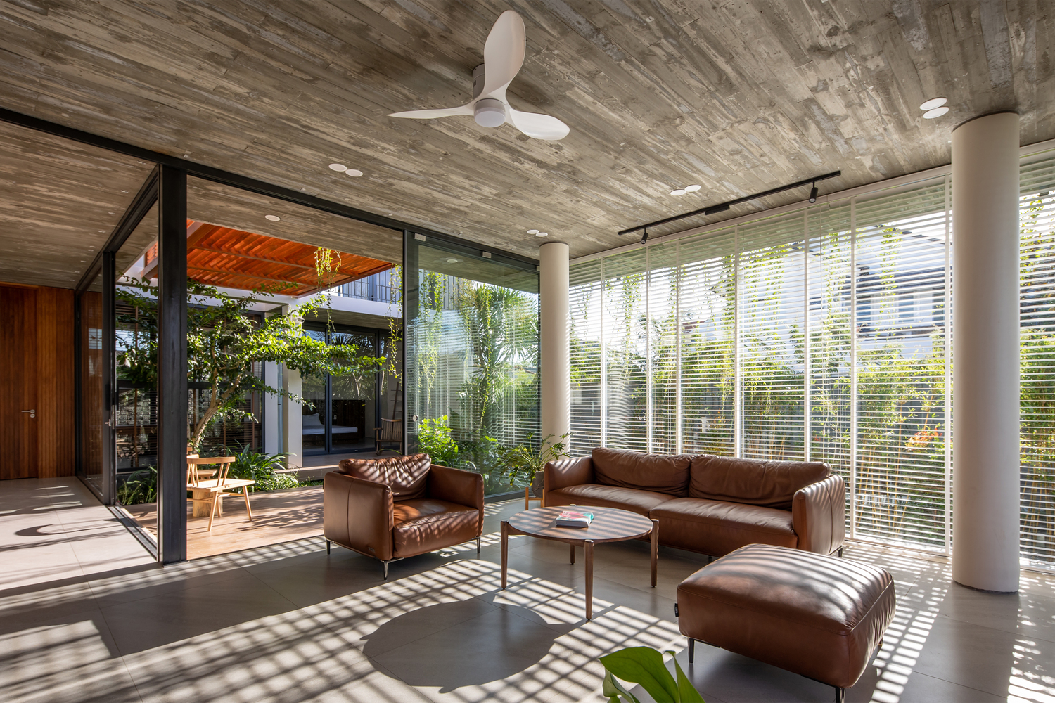 TA House, ngôi nhà xứ Huế ngập tràn ánh nắng, gió trời và cây xanh tươi mát suốt bốn mùa - Ảnh 7