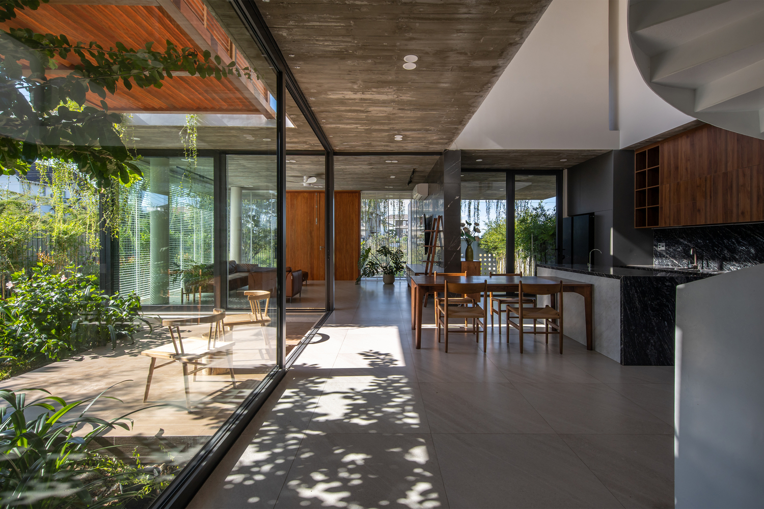 TA House, ngôi nhà xứ Huế ngập tràn ánh nắng, gió trời và cây xanh tươi mát suốt bốn mùa - Ảnh 8