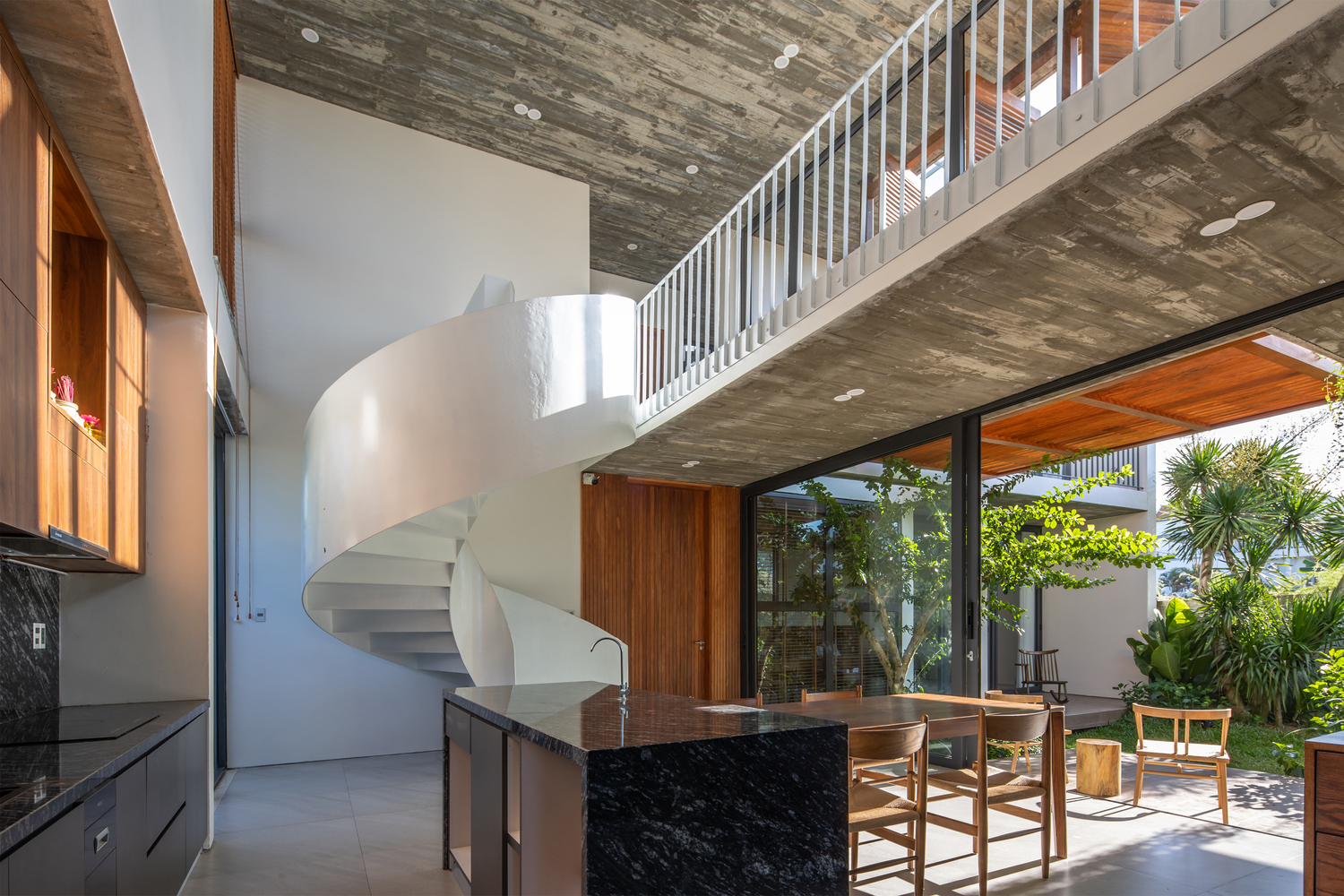 TA House, ngôi nhà xứ Huế ngập tràn ánh nắng, gió trời và cây xanh tươi mát suốt bốn mùa - Ảnh 9