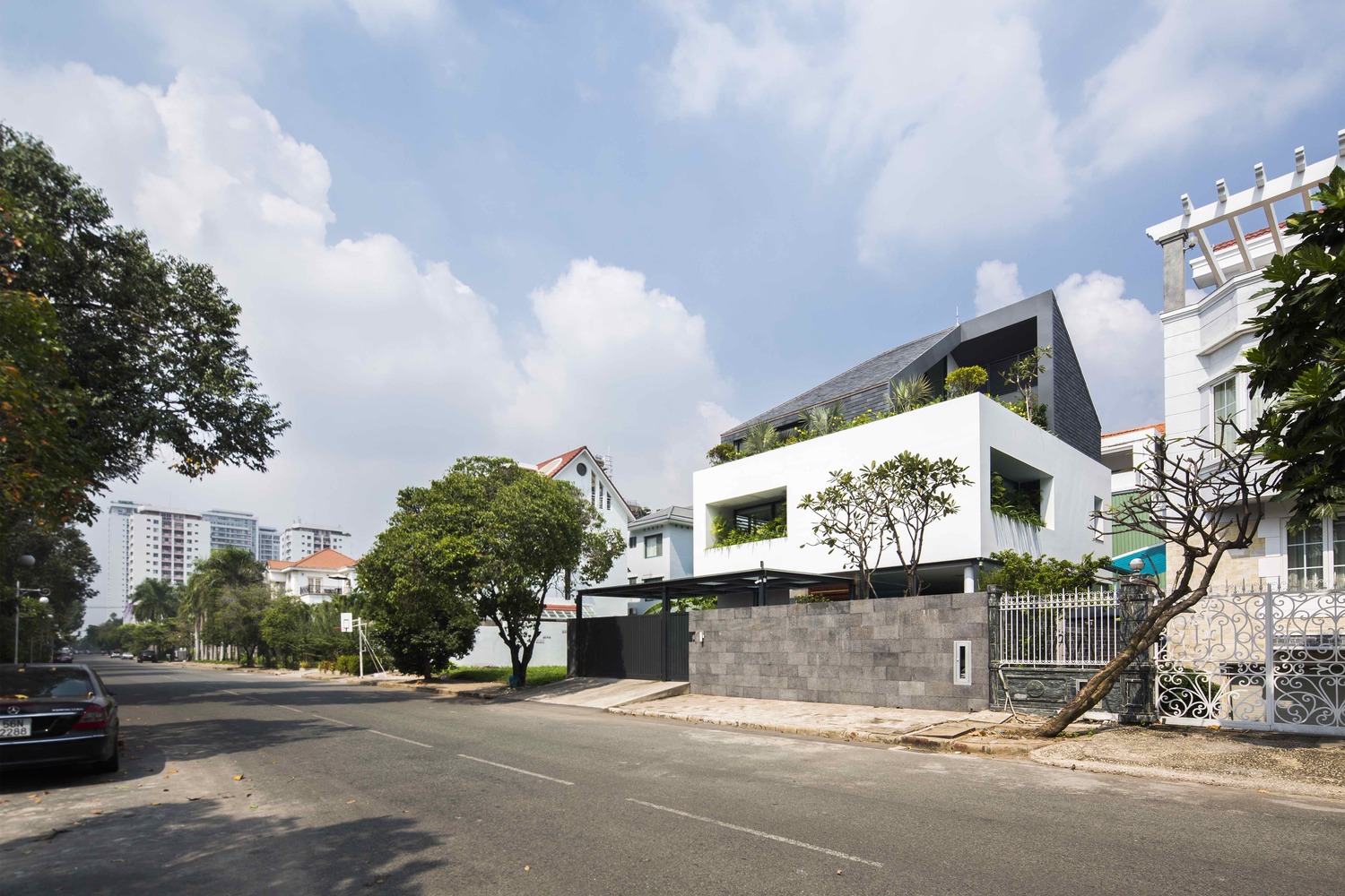 Ngôi nhà như khối lập phương trắng độc đáo cùng sắc xanh cây cối nổi bật giữa “khu nhà giàu” Sài Gòn - Ảnh 1