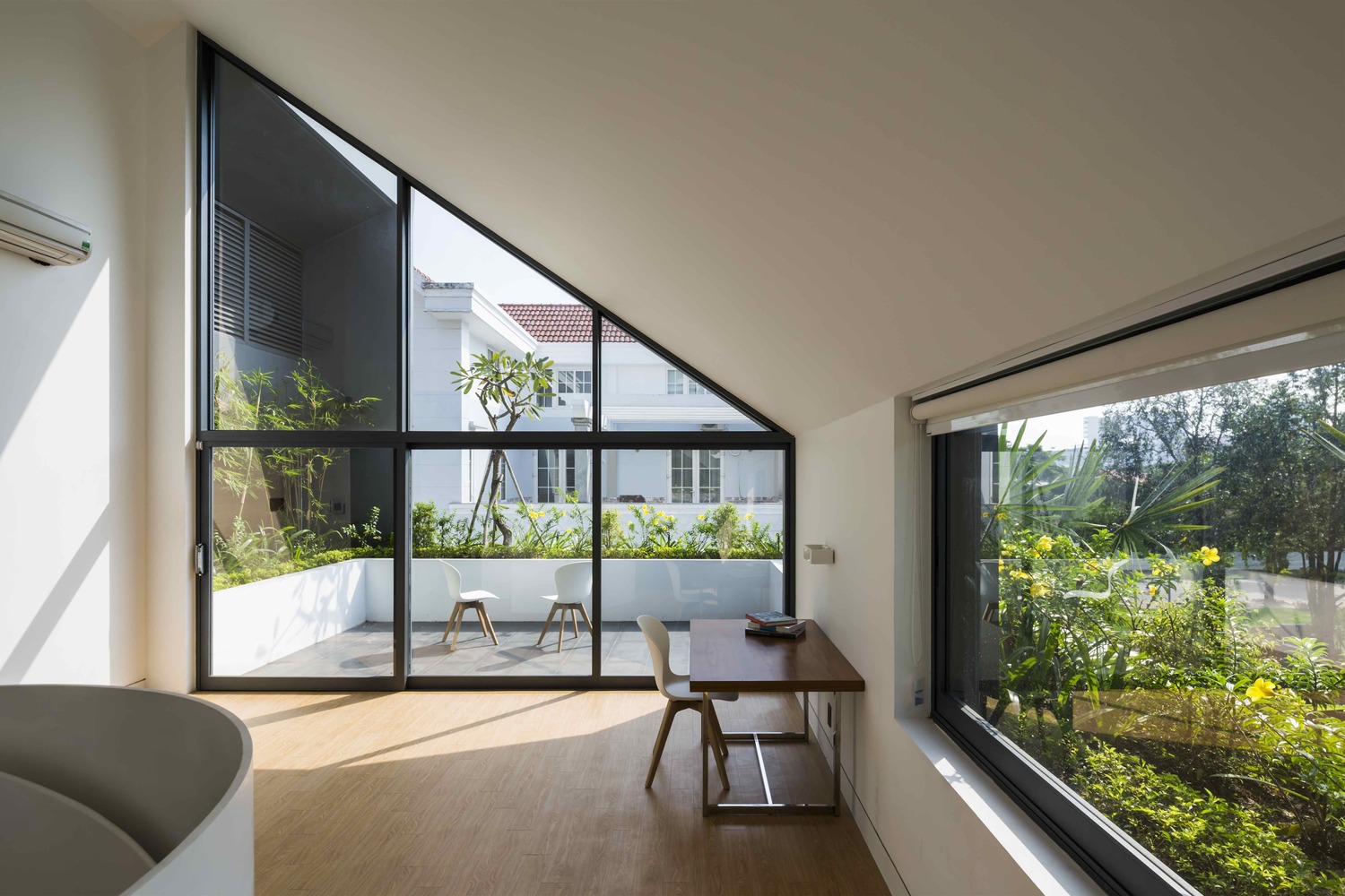 Ngôi nhà như khối lập phương trắng độc đáo cùng sắc xanh cây cối nổi bật giữa “khu nhà giàu” Sài Gòn - Ảnh 19