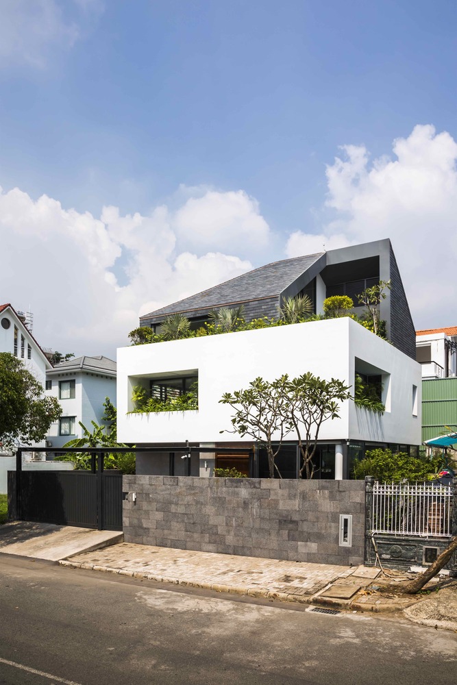 Ngôi nhà như khối lập phương trắng độc đáo cùng sắc xanh cây cối nổi bật giữa “khu nhà giàu” Sài Gòn - Ảnh 2