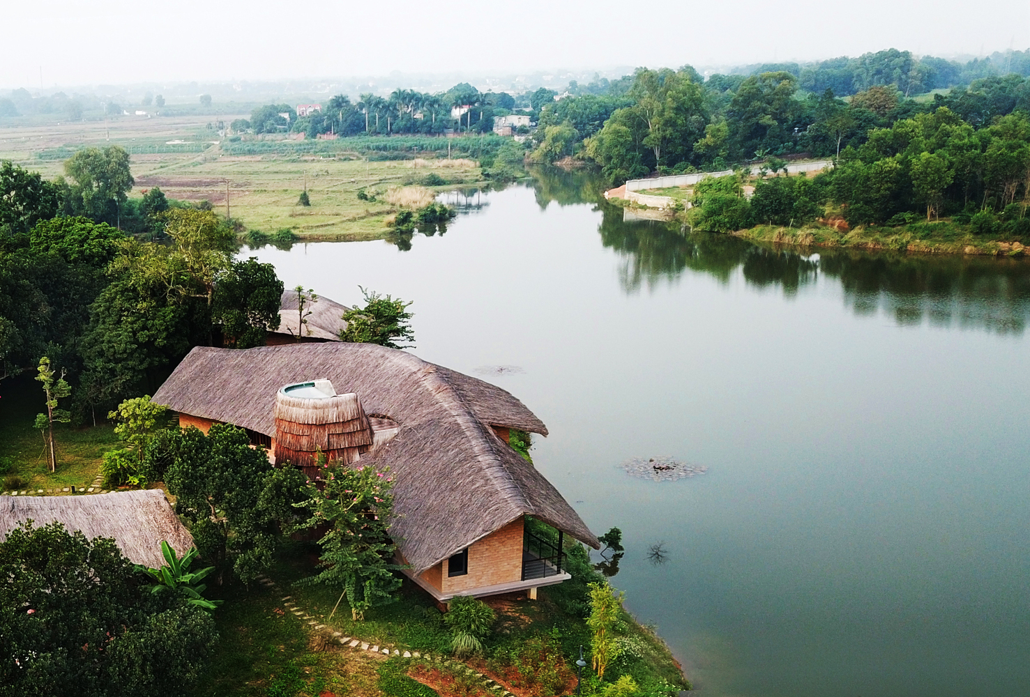 Ngôi nhà view nhìn ra hồ nước tuyệt đẹp, kiến trúc gợi hình ảnh làng quê Việt tại ngoại thành Hà Nội - Ảnh 1